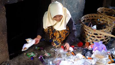 Santri perempuan memilah sampah  di Pondok Pesantren Nurul Haramain, Narmada, Lombok Barat, Nusa Tenggara Barat, 24 April 2022/Dok. Ponpes Nurul Haramain
