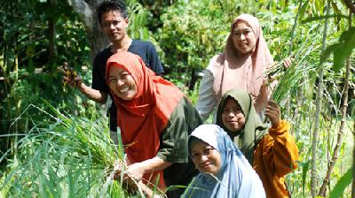 Nissa Saadah Wargadipura (jilbab merah), pendidik dan pimpinan dari Pondok Pesantren Ekologi Ath Thaariq bersama sejumlah santri memanen serai untuk bahan baku teh serai di Desa Sukagalih, Garut, Jawa Barat, 24 April 2022. TEMPO/Prima mulia