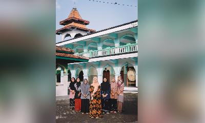 Nyai Hanifah Muyasarah (tengah) bersama santri di Pondok Pesantren Al Ihya Ulumaddin, Kesugihan, Cilacap, Jawa Tengah, 23 April 2022. TEMPO/M Taufan Rengganis