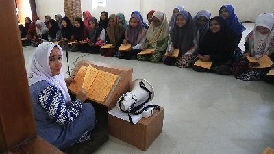 Headmistress Nyai Afwah Mumtazah conducts a class at the Kempek Islamic Boarding School, April 21.
TEMPO/Subekti
