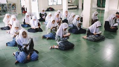 Students recite the Qur’an at the Al Ihya Ulumaddin Islamic Boarding School, April 22.
TEMPO/M Taufan Rengganis
