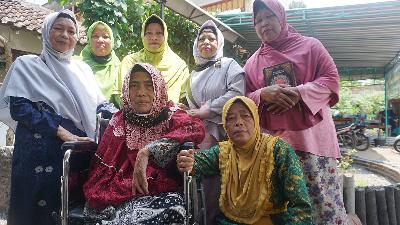 Headmistress of the Al-Hidayat Islamic Boarding School for Girls, Nyai Shinto Nabilah (in wheelchair), poses for a picture with several students at the boarding school in Salaman, Magelang, Central Java, April 18.
TEMPO/Shinta Maharani
