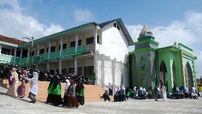 Students in the grounds of the Nurul Huda Islamic Boarding School for Middle and High School in Cibojong hamlet,  Garut, West Java, April 22.
TEMPO/Prima Mulia
