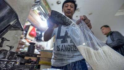 A vendor weighs up a kilogram of sugar at the Senen Market, Central Jakarta, March 2020.
Tempo/Tony Hartawan
