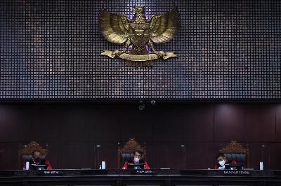 Ketua Majelis Hakim Mahkamah Konstitusi (MK) Anwar Usman (tengah) memimpin jalannya sidang perkara Pengujian Formil Undang-Undang Nomor 3 Tahun 2022 tentang Ibu Kota Negara di kantor MK, Jakarta, 5 April 2022. ANTARA/Sigid Kurniawan