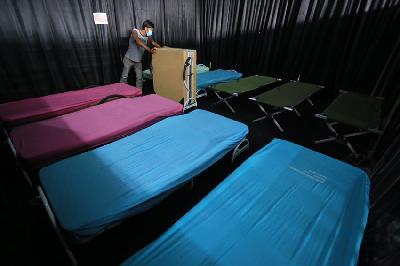 Petugas menyiapkan tempat tidur untuk pemudik di rest area Satuan Pelayanan Jembatan Timbang Losarang, Indramayu, Jawa Barat, 26 April 2022. ANTARA/Dedhez Anggara