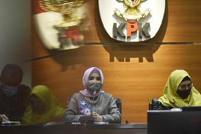 Direktur Utama PT Pertamina (persero) Nicke Widyawati (tengah) dan Wakil Ketua KPK, Lili Pintauli Siregar (kiri) usai pertemuan pembahasan kerja sama pencegahan tindak pidana korupsi Pertamina, di gedung Komisi Pemberantasan Korupsi, Jakarta, 2 Oktober 2020. 
TEMPO/Imam Sukamto