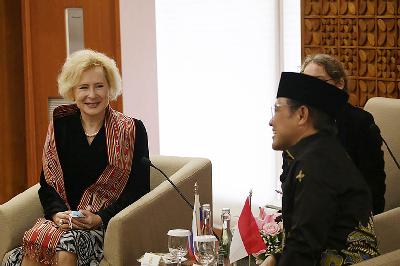 Duta Besar Rusia untuk Indonesia, Lyudmila Vorobieva (kiri) di Gedung Nusantara III, Kompleks Parlemen, Senayan, Jakarta, 24 Maret 2022. TEMPO/M Taufan Rengganis