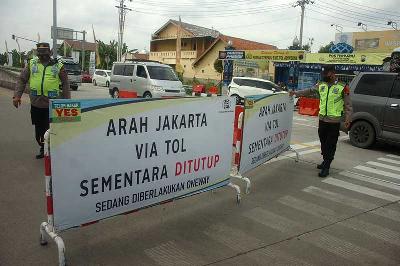Personel kepolisian melakukan pentutupan ke arah Jakarta di pintu keluar tol Adiwerna, Kabupaten Tegal, Jawa Tengah, 29 April 2022. ANTARA/Oky Lukmansyah