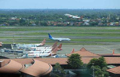 Lalu lintas pergerakan pesawat di menara kontrol Bandara Soekarno Hatta, Jakarta, 29 April 2022. TEMPO/Subekti