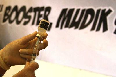 Petugas medis mempersiapkan vaksin Covid-19 booster Pfizer untuk warga saat pelaksanaan Vaksinasi Booster Mudik di Masjid Sabilillah, Malang, Jawa Timur, 22 April 2022. ANTARA/Ari Bowo Sucipto