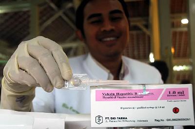 Petugas memerlihatkan vaksin Hepatitis di Pendopo Kota Bandung, Jawa Barat. ANTARA/Agus Bebeng