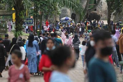 Wisatawan saat mengunjungi Taman Margasatwa Ragunan, Jakarta, 3 Mei 2022. Tempo/Hilman Fathurrahman W