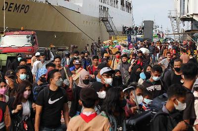 Penumpang berjalan turun dari Kapal Motor Gunung Dempo di Dermaga Jamrud Utara, Pelabuhan Tanjung Perak, Surabaya, 29 April 2022. ANTARA/Didik Suhartono
