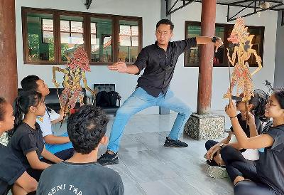 Guru jurusan seni tari SMK Negeri 12 Surabaya, Abing Santoso bersama sejumlah siswa di SMK Negeri 12 Surabaya, Surabaya, Jawa Timur, 25 April 2022. Dok. Abing Santoso