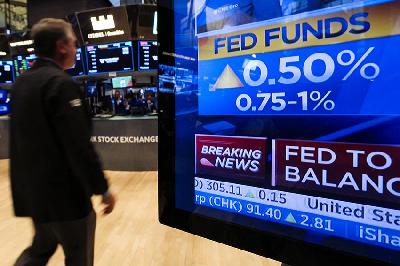 Layar pengumuman suku bunga The Fed pada perdagangan bursa saham di New York Stock Exchange di Amerika Serikat, 4 Mei 2022. REUTERS/Brendan McDermid
