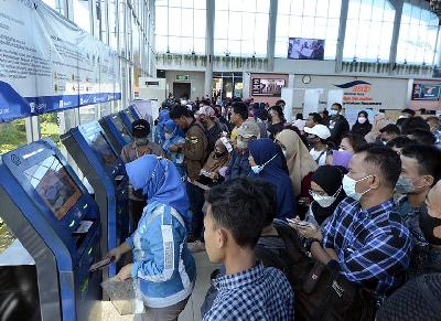 Pemudik antre untuk mencetak tiket elektronik di loket penjualan tiket di Pelabuhan Bakauheni, Lampung Selatan, Lampung, 5 Mei 2022. ANTARA/Ardiansyah
