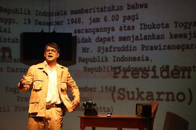 Deva Mahenra mementaskan seri monolog Di Tepi Sejarah berjudul "Kacamata Sjafruddin" di Gedung Kesenian Jakarta (GKJ), Jakarta, 14 April 2022. Dok. Titimangsa/ Yose Riandi