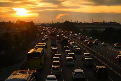 Kendaraan melintasi jalan tol Jakarta-Cikampek saat penerapan satu arah (one way) pada arus balik Lebak di Karawang, Jawa Barat, 6 Mei 2022. TEMPO/ Hilman Fathurrahman W