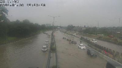 Sejumlah kendaraan terjebak banjir di ruas tol BSD-Jakarta, Kilometer 8, Tangerang, Banten, 30 April 2022. Dok. BSD Tol