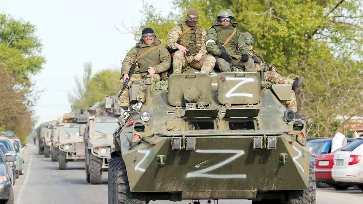 Pasukan pro-Rusia mengendarai tank baja selama konflik Ukraina-Rusia di desa Bezimenne di Wilayah Donetsk, Ukraina 6 Mei 2022. REUTERS/Alexander Ermochenko