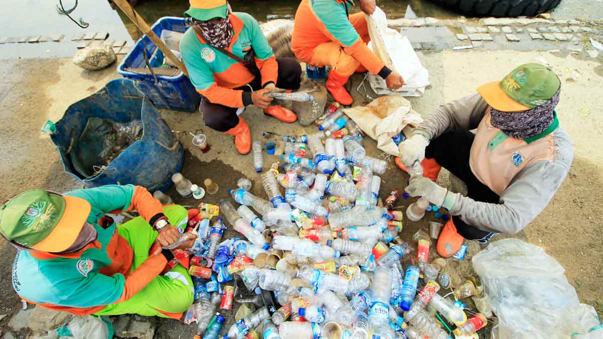 Aktivitas mengumpulkan limbah sampah plastik yang menggenangi air laut di Dermaga Kali Adem, Muara Angke, Jakarta Utara, Oktober 2021/TEMPO/Daniel Christian D.E
