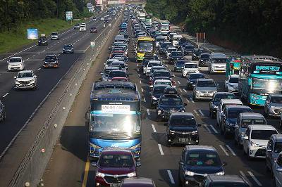 Kendaraan memadati ruas jalan tol Jakarta-Cikampek saat penerapan satu arah di Karawang, Jawa Barat, 6 Mei 2022. Tempo/Hilman Fathurrahman W