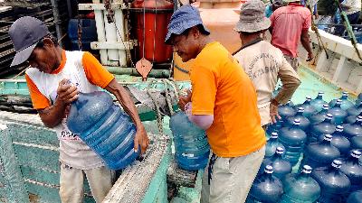 Workers load and unload drinking water bottles into a ship for delivery at Sunda Kelapa Harbor, Jakarta, January 2015.
TEMPO/Tony Hartawan
