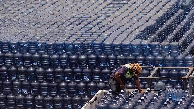A Worker arranges bottles of drinking water during loading and unloading activity in Kalibata, South Jakarta, October 2014.
TEMPO/Wisnu Agung Prasetyo
