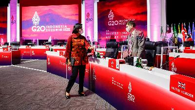 Finance Minister Sri Mulyani Indrawati talks to US Under Secretary of International Affairs Department of Treasury Andy Baukol prior to a meeting on the last day of the G20 finance ministers and central bank governors meeting in Jakarta, February 18.
Mast Irham / Pool via REUTERS
