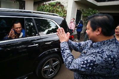 Ketua Umum Partai Demokrat Agus Harimurti Yudhoyono (AHY) berpamitan dengan Ketua Umum Partai Golkar Airlangga Hartarto usai melakukan pertemuan di Widya Candra, Jakarta, 7 Mei 2022. ANTARA/Rivan Awal Lingga