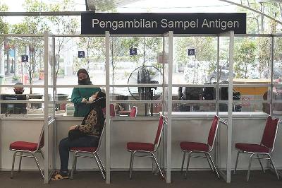 Calon penumpang melakukan tes usap antigen di layanan tes swab antigen di Stasiun Pasar Senen, Jakarta, 15 Maret 2022. TEMPO/Muhammad Hidayat
