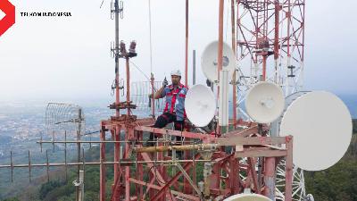Ilustrasi petugas Telkom Indonesia memeriksa menara BTS.