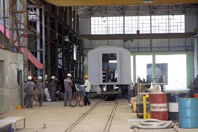 Pembuatan Kereta Rel Listrik (KRL) di PT Industri Kereta Api (INKA), Madiun, Jawa Timur. Dokumentasi TEMPO/Nofika Dian Nugroho
