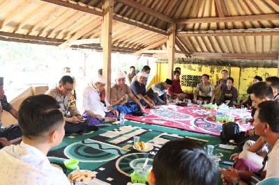 Kesepakatan damai warga Desa Mareje yang dimediasi oleh Polres Lombok Barat di Kecamatan Lembar, Nusa Tenggara Barat, 4 Mei 2022. tribratanews.ntb.polri.go.id