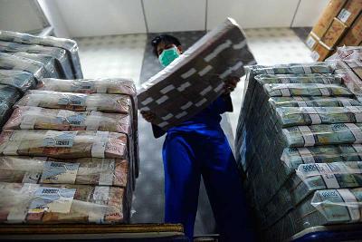 Bongkar muat uang pecahan Rp50 ribu dan Rp 100 ribu di Cash Center Bank Mandiri, Jakarta, 25 April 2022.  Tempo/Tony Hartawan