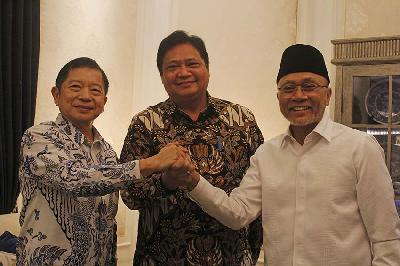 (dari kiri) Ketum DPP PPP Suharso Monoarfa, Ketua umum DPP Golkar Airlangga Hartato dan Ketum DPP PAN Zulkifli Hasan di Rumah Heritage Jakarta,12 Mei 2022. TEMPO/Muhammad Syauqi Amrullah