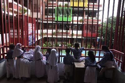Sejumlah murid menunggu dimulainya kegiatan belajar di SDN Lenteng Agung 07, Jakarta, 12 Mei 2022. ANTARA/Indrianto Eko Suwarso