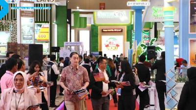 Suasana pengunjung pameran Indonesia Property Expo.