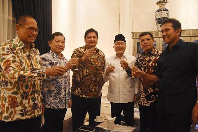Ketua Umum PPP Suharso Monoarfa (kedua kiri), Ketua Umum Partai Golkar Airlangga Hartarto (ketiga kiri), dan Ketua Umum PAN Zulkifli Hasan (ketiga kanan) menggelar pertemuan di Jakarta, 12 Mei 2022. ANTARA/Indrianto Eko Suwarso