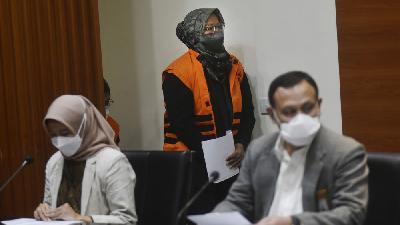 Bupati Kabupaten Bogor periode 2018-2023, Ade Yasin, resmi memakai rompi tahanan seusai menjalani pemeriksaan di gedung Komisi Pemberantasan Korupsi, Jakarta, 28 April 2022. TEMPO/Imam Sukamto
