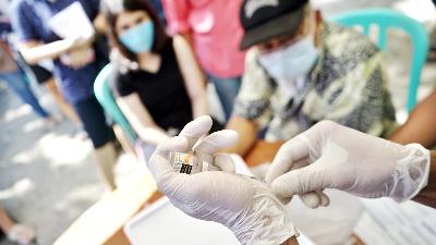 Petugas menyiapkan vaksin Covid-19 di Sentra Vaksinasi Lapangan Banteng, Jakarta, 13 Mei 2022. TEMPO/Muhammad Hidayat
