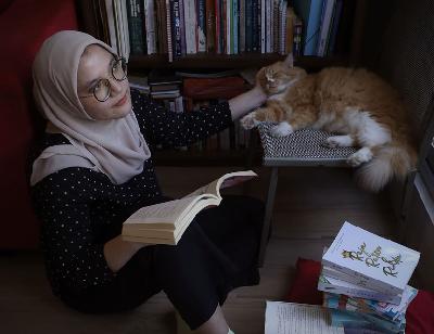 Penulis novel 'Matt & Mou', Wulanfadi di kediamannya di Cibinong, Kabupaten Bogor, Jawa Barat, 13 Mei 2022. TEMPO/Nita Dian
