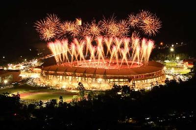 Suasana pertunjukan kembang api saat pembukaan PON Papua di Stadion Lukas Enembe, Sentani, Papua, 2 Oktober 2022. ANTARA/Zabur Karuru