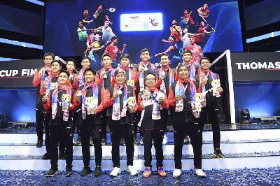 Tim Thomas Indonesia dengan medali pemenang kedua saat Upacara Penghargaan Pemenang Piala Thomas 2022 di Impact Arena, Bangkok, Thailand, 15 Mei 2022. ANTARA/M Risyal Hidayat