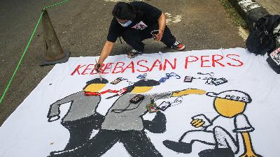 An activist from the Independent Journalists Alliance (AJI) paints a poster about press freedom during a protest at the Attorney General’s Office, Jakarta, November 12, 2021.
TEMPO/Hilman Fathurrahman W

