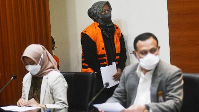 KPK Chairman Firli Bahuri (right) and BPK Chair Isma Yatun (left), present the suspect Bogor Regent Ade Yasin (center) after she was arrested in a sting operation, at the Corruption Eradication Commission building, Jakarta, April 28.
TEMPO/Imam Sukamto
