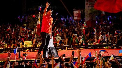 Ferdinand ‘Bongbong’ Marcos Jr., the son and namesake of the late Philippine dictator, gestures to the crowd after delivering a speech in a campaign rally in San Fernando, Pampanga Province, Philippines, April 29.
REUTERS/Eloisa Lopez/File Photo
