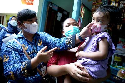 Dokter Puskesmas Kecamatan Sawah Besar memberikan sosialisasi tentang penyakit hepatitis akut di Mangga Dua Selatan, 13 Mei 2022. ANTARA/Rivan Awal Lingga