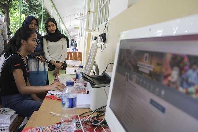 Sejumlah siswa dan orang tua murid mendaftar seleksi Penerimaan Peserta Didik Baru di SMAN 1 Jakarta, Jakarta. TEMPO/Muhammad Hidayat